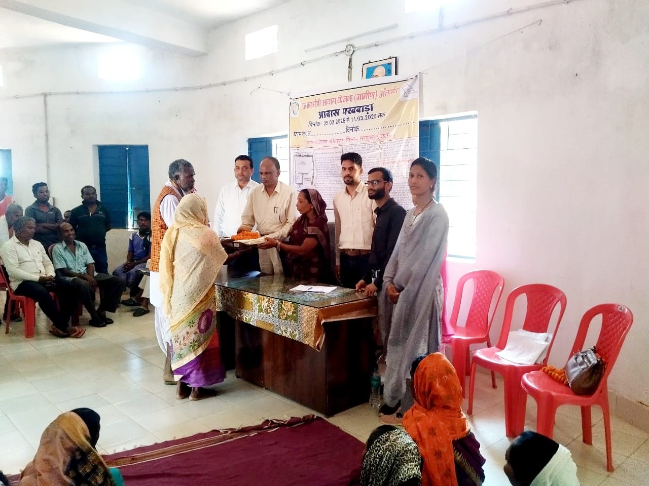 उत्कृष्ट आवास निर्माण कार्य करने पर सीईओ सीतापुर ने किया हितग्राही को सम्मानित ....
